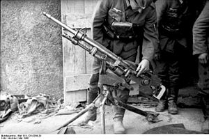 Bundesarchiv Bild 101I-125-0289-29, Frankreich, Soldat (frz.-) MG untersuchend.jpg