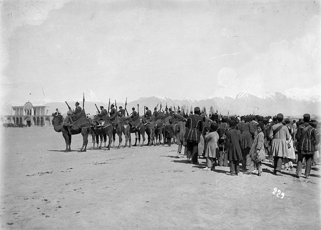 Зембурекчи (верблюжья артиллерия) на Мейдан-и Машк (учебном плацу) в Тегеране.jpg