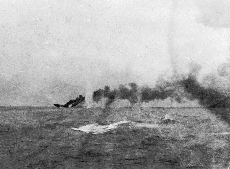 HMS_Indefatigable_sinking.jpg