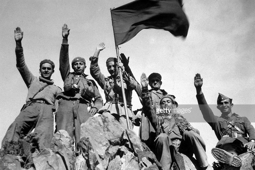 circa-1937-spanish-soldiers-giving-the-f