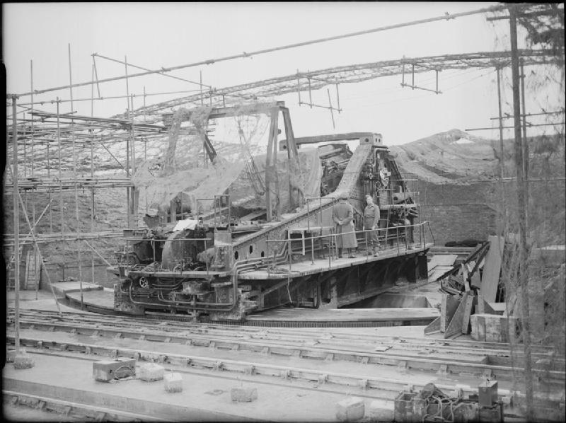 Pooh_14_inch_gun_St_Margaret_1941_IWM_H_