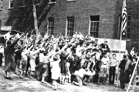children-salutes-flag-Kaufmann-Settlement-1934.jpg