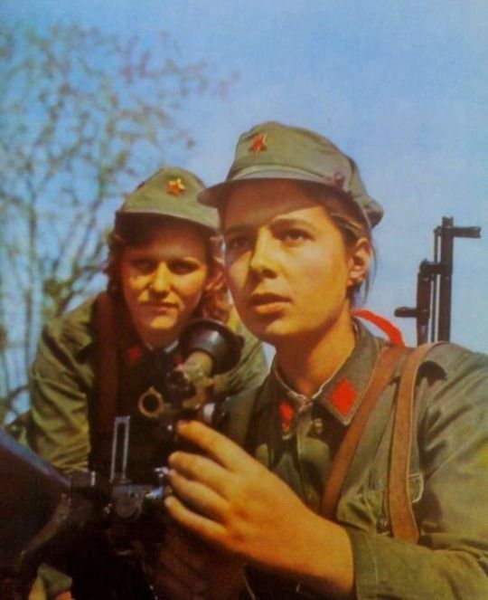 albania-1970-girl-soldiers.thumb.jpg.330