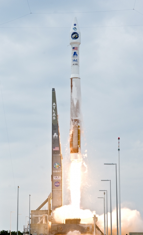 Atlas_V(401)_launches_with_LRO_and_LCROS