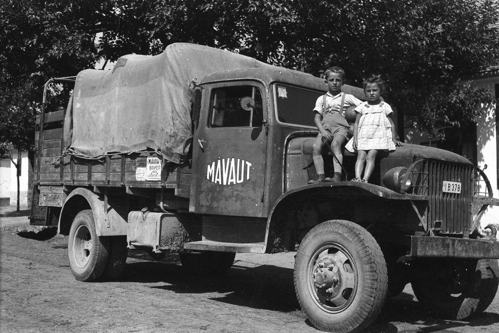 Chevrolet_G506_truck_and_children_portrait,_1949,_MAVAUT-organisation_Fortepan_76753.jpg