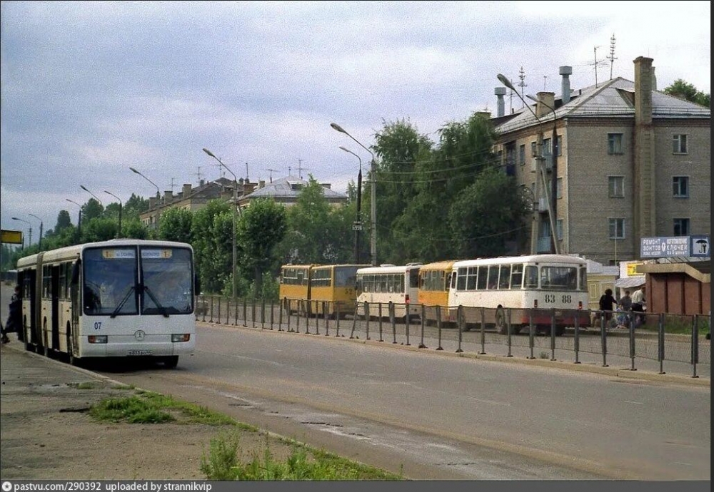 Кострома остановка Автовокзал 1998 Все виды городских автобусов.JPG