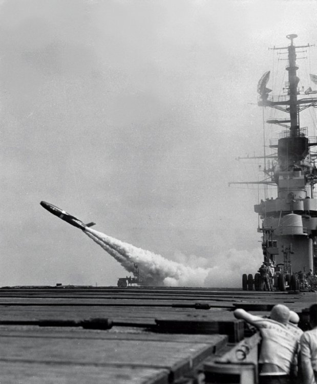 SSM-N-8_Regulus_missile_launch_from_USS_Hancock_(CVA-19)_on_19_October_1954_(80-G-648793).jpg